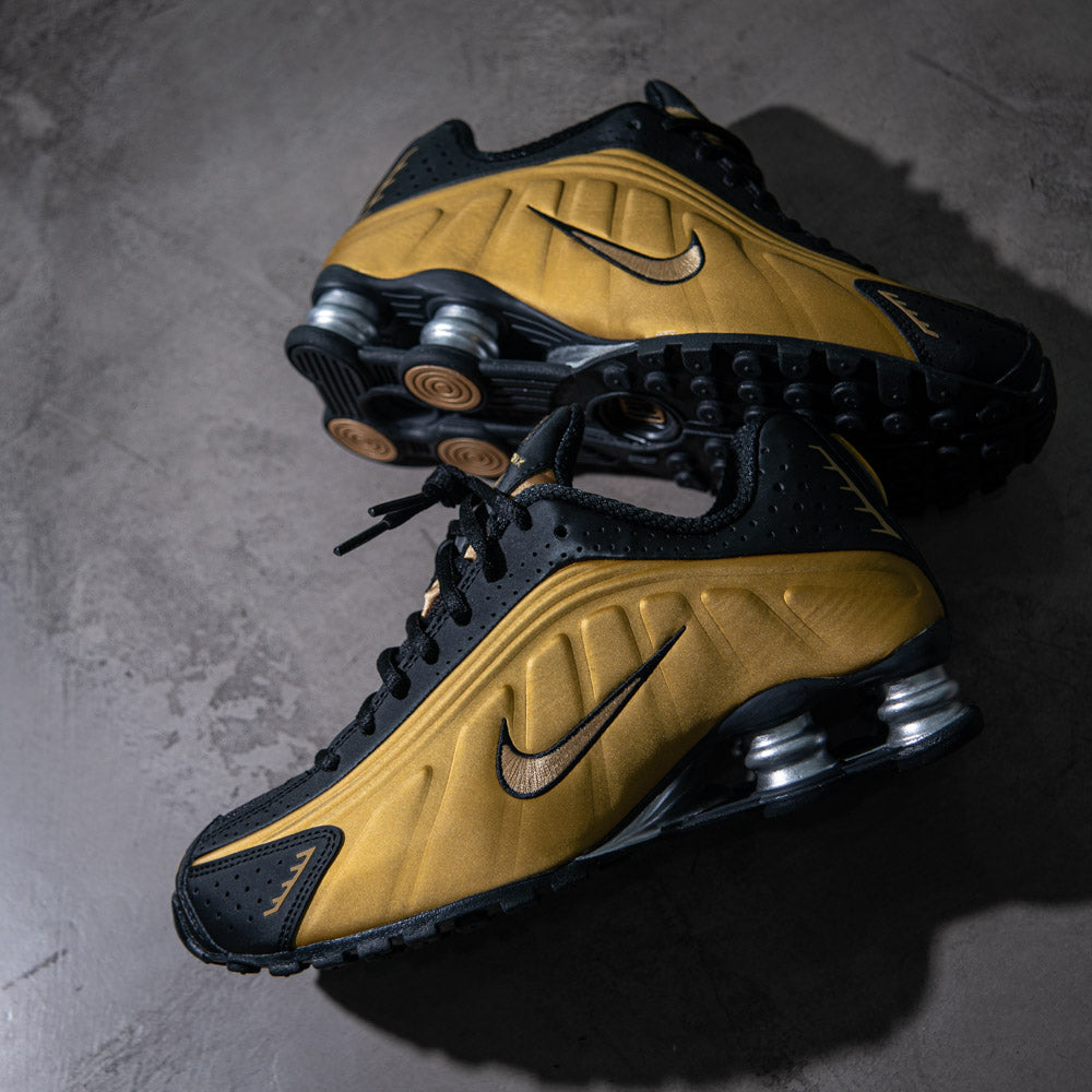 NIKE SHOX R4 / BLACK-METALLIC GOLD-METALLIC SILVER