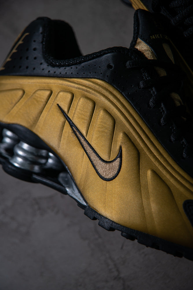 NIKE SHOX R4 / BLACK-METALLIC GOLD-METALLIC SILVER