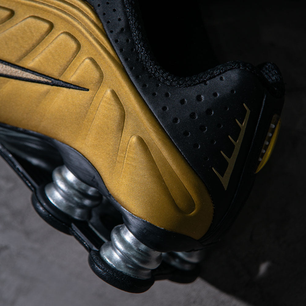 NIKE SHOX R4 / BLACK-METALLIC GOLD-METALLIC SILVER