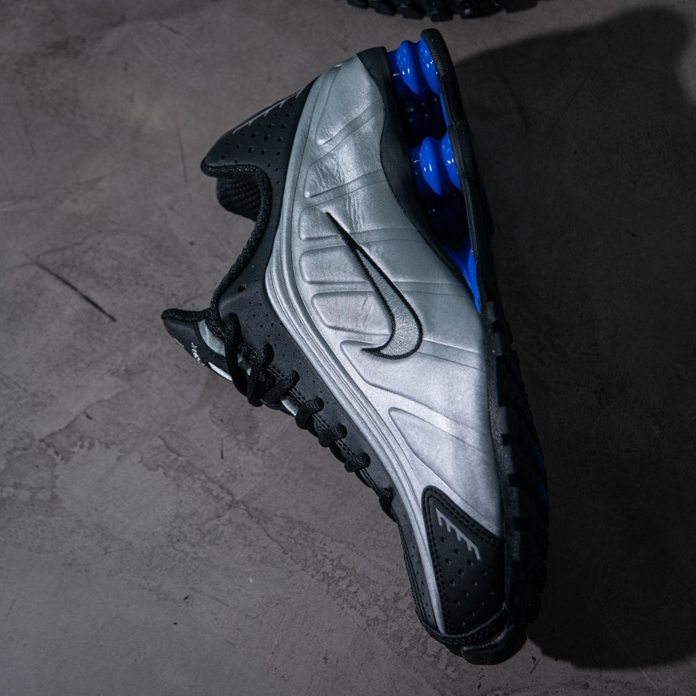 NIKE SHOX R4 / BLACK-METALLIC SILVER-RACER BLUE