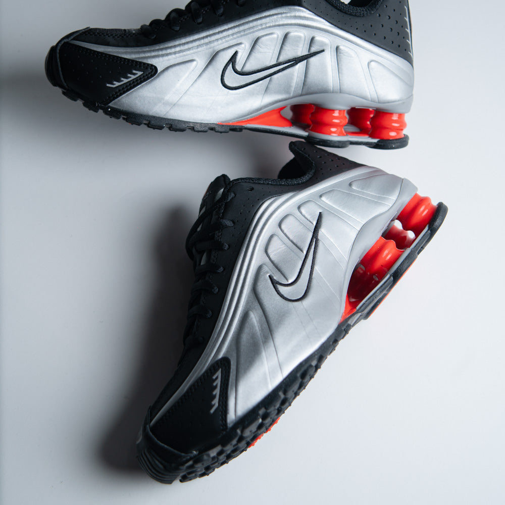 NIKE SHOX R4 / BLACK-METALLIC SILVER-MAX ORANGE