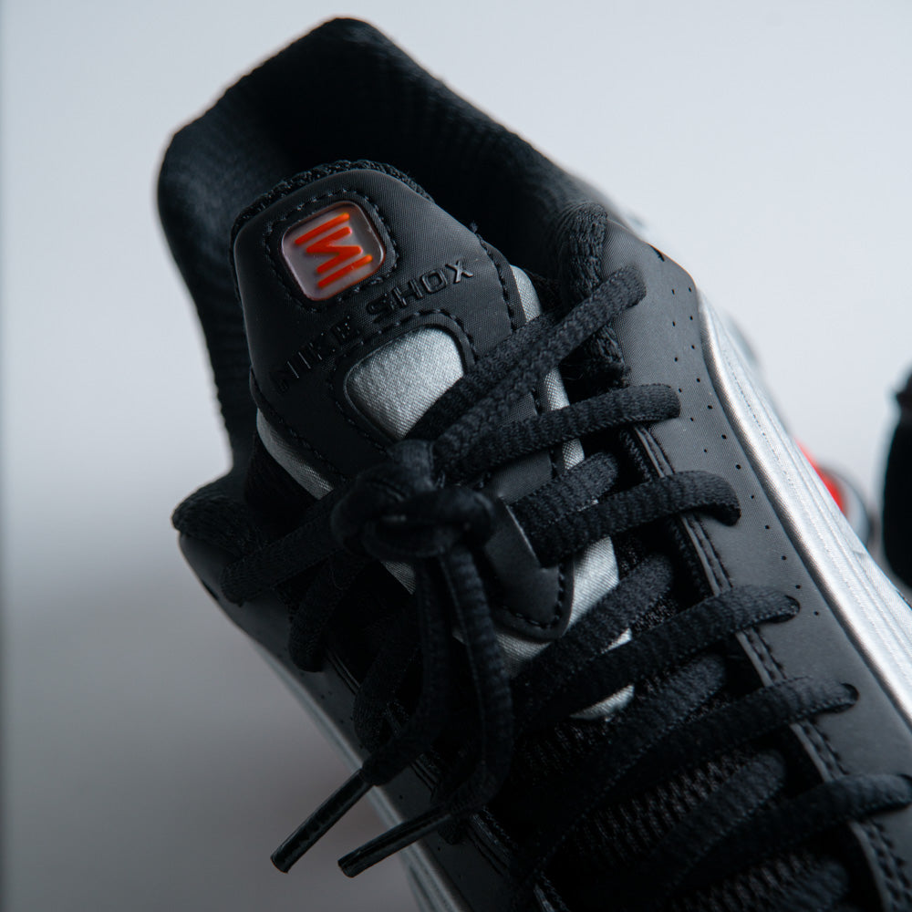 NIKE SHOX R4 / BLACK-METALLIC SILVER-MAX ORANGE