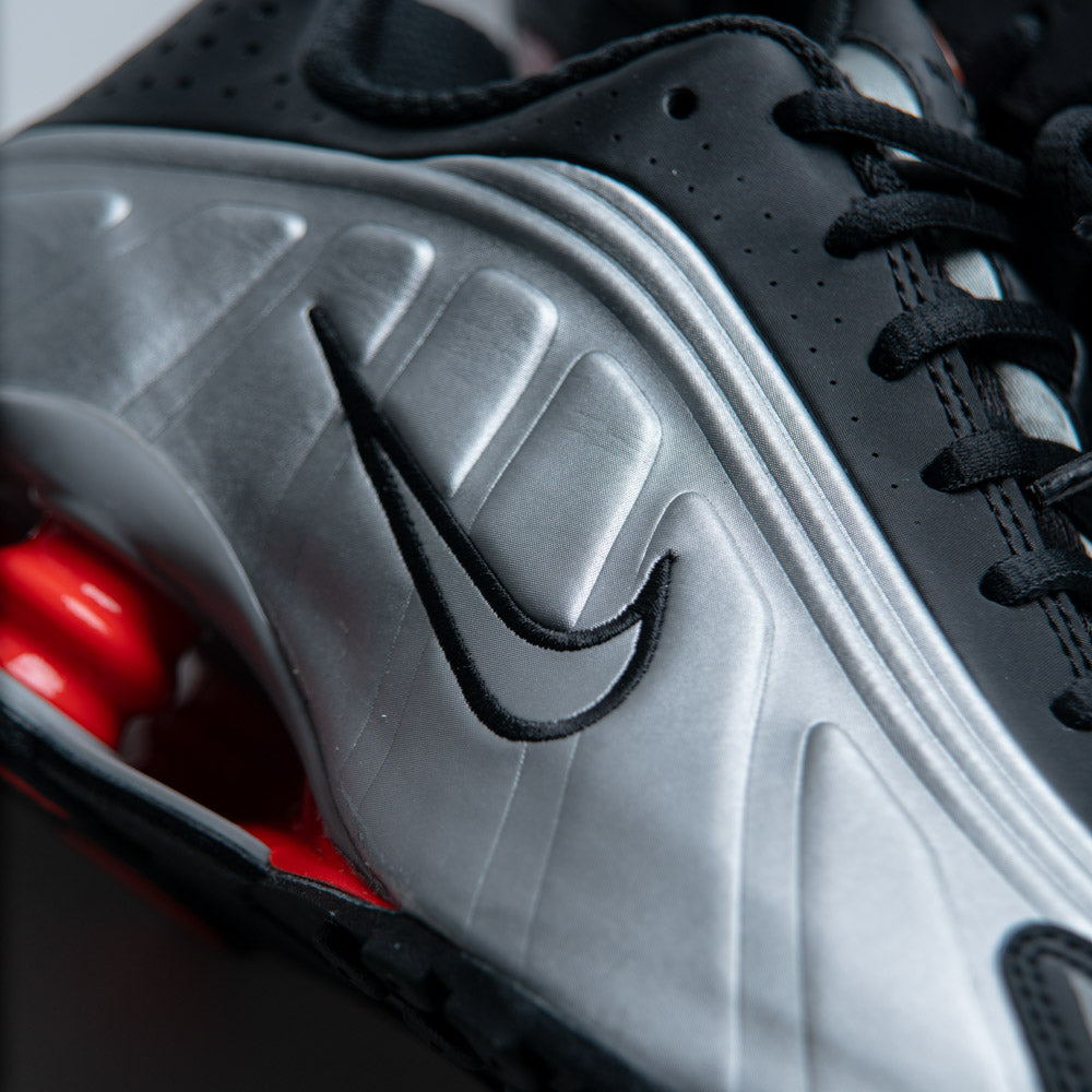 NIKE SHOX R4 / BLACK-METALLIC SILVER-MAX ORANGE