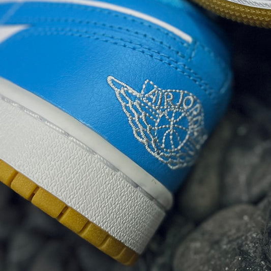 WMNS AIR JORDAN 1 LOW / WHITE-DK POWDER BLUE-GUM