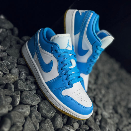 WMNS AIR JORDAN 1 LOW / WHITE-DK POWDER BLUE-GUM