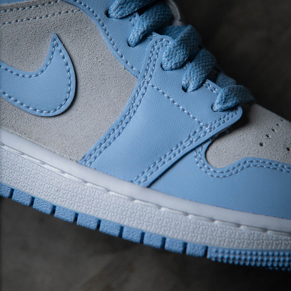 WMNS AIR JORDAN 1 LOW / FOOTBALL GREY-ALUMINUM-WHITE