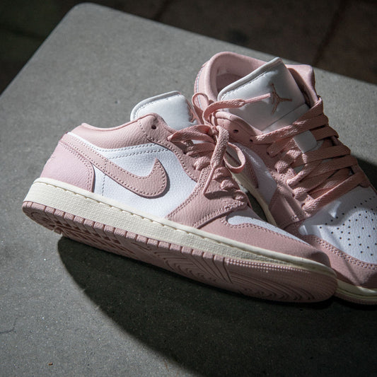 WMNS AIR JORDAN 1 LOW / WHITE-PINK OXFORD-SAIL