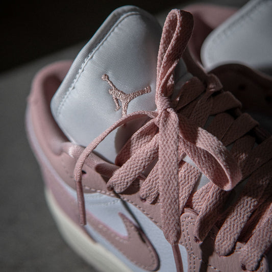 WMNS AIR JORDAN 1 LOW / WHITE-PINK OXFORD-SAIL