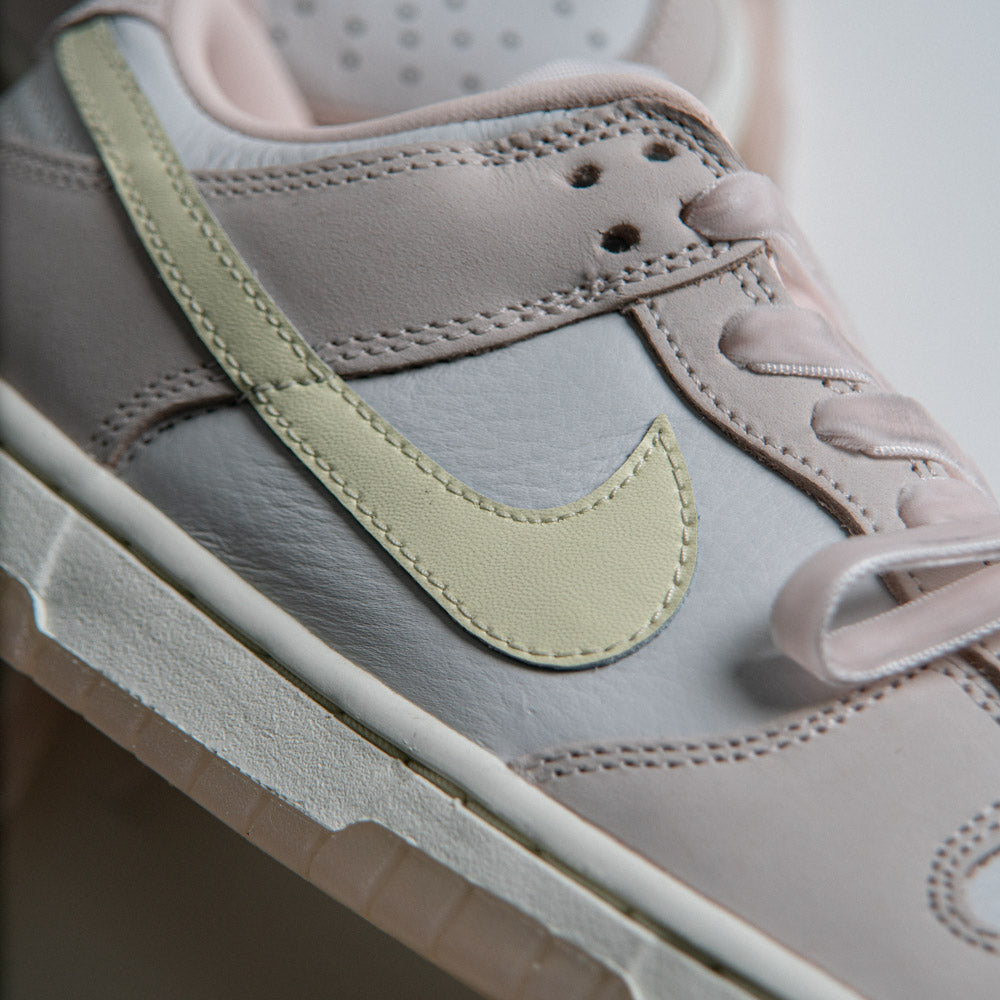 W NIKE DUNK LOW PRM / LIGHT SOFT PINK-COCONUT MILK