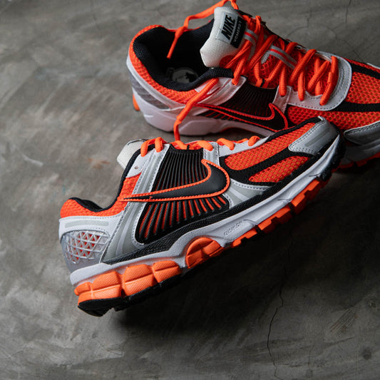 NIKE ZOOM VOMERO 5 / TOTAL ORANGE-BLACK-WHITE-MTLC PLATINUM