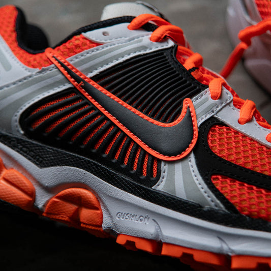 NIKE ZOOM VOMERO 5 / TOTAL ORANGE-BLACK-WHITE-MTLC PLATINUM