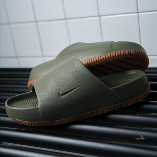 NIKE CALM SLIDE / MEDIUM OLIVE-MEDIUM OLVE-GUM MED BROWN