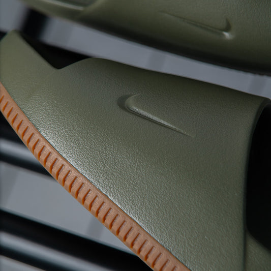 NIKE CALM SLIDE / MEDIUM OLIVE-MEDIUM OLVE-GUM MED BROWN