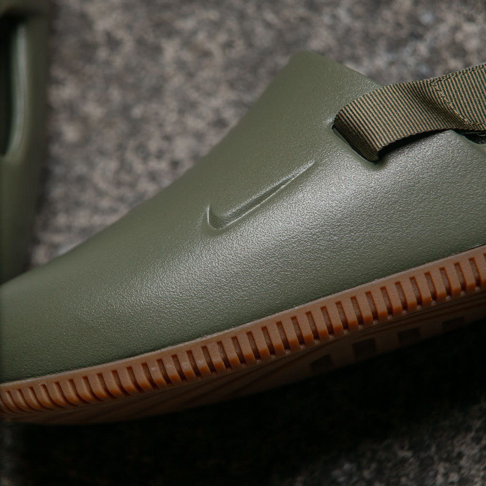 NIKE CALM MULE / MEDIUM OLIVE-MEDIUM OLIVE-GUM MED BROWN