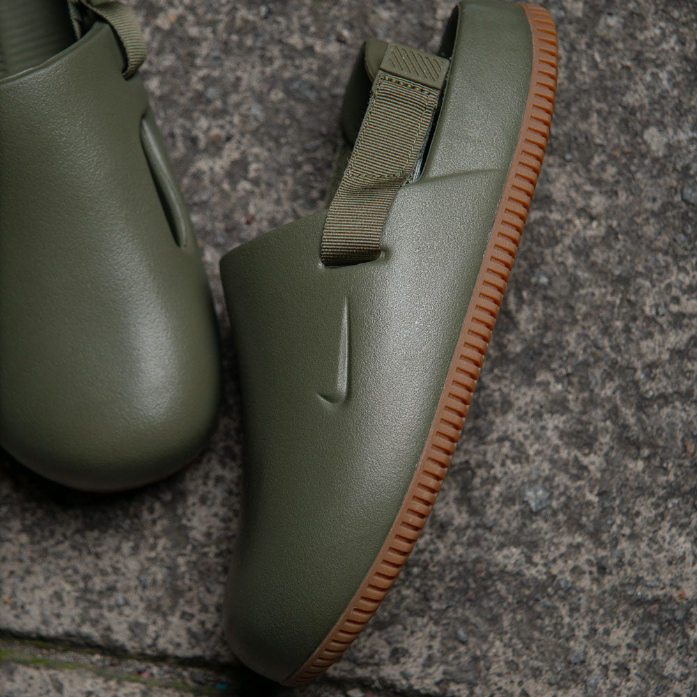 NIKE CALM MULE / MEDIUM OLIVE-MEDIUM OLIVE-GUM MED BROWN