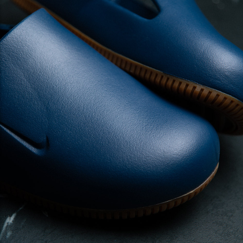 NIKE CALM MULE / NAVY-NAVY-GUM MED BROWN