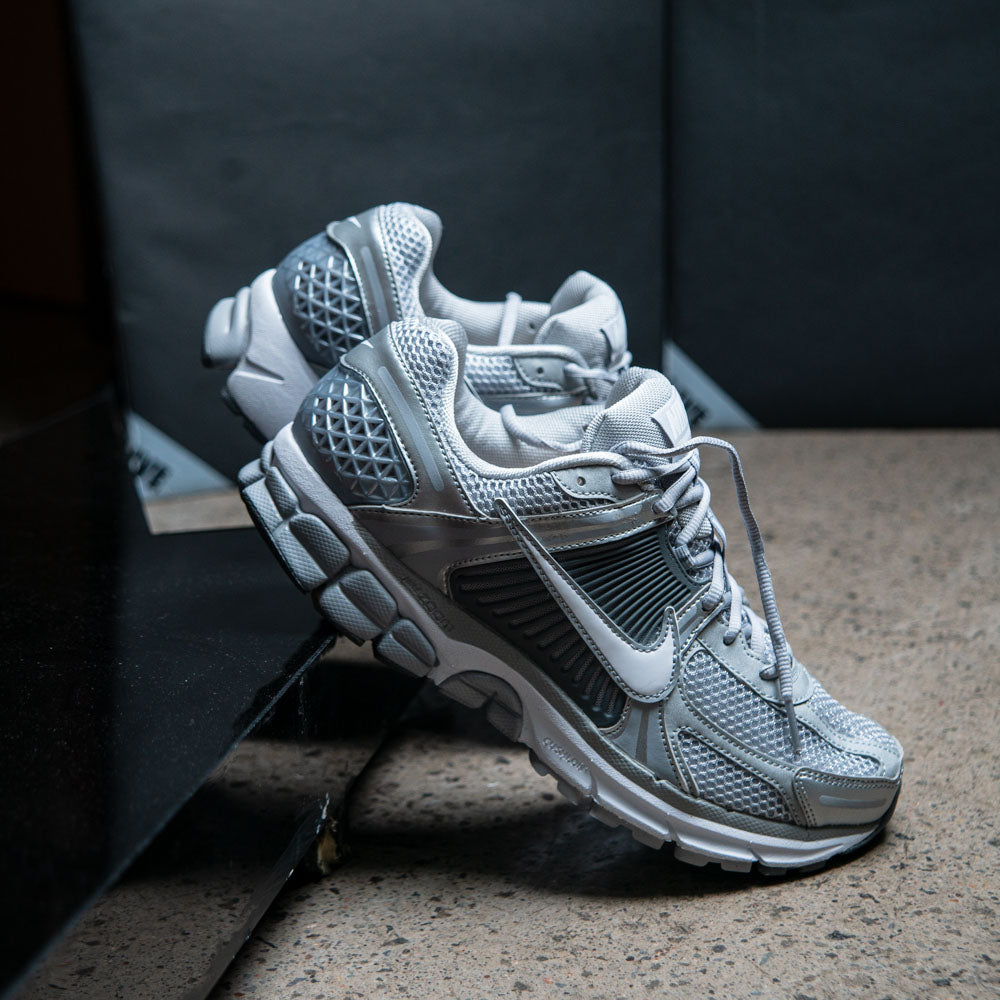 NIKE ZOOM VOMERO 5 MX / WOLF GREY-WHITE-METALLIC SILVER