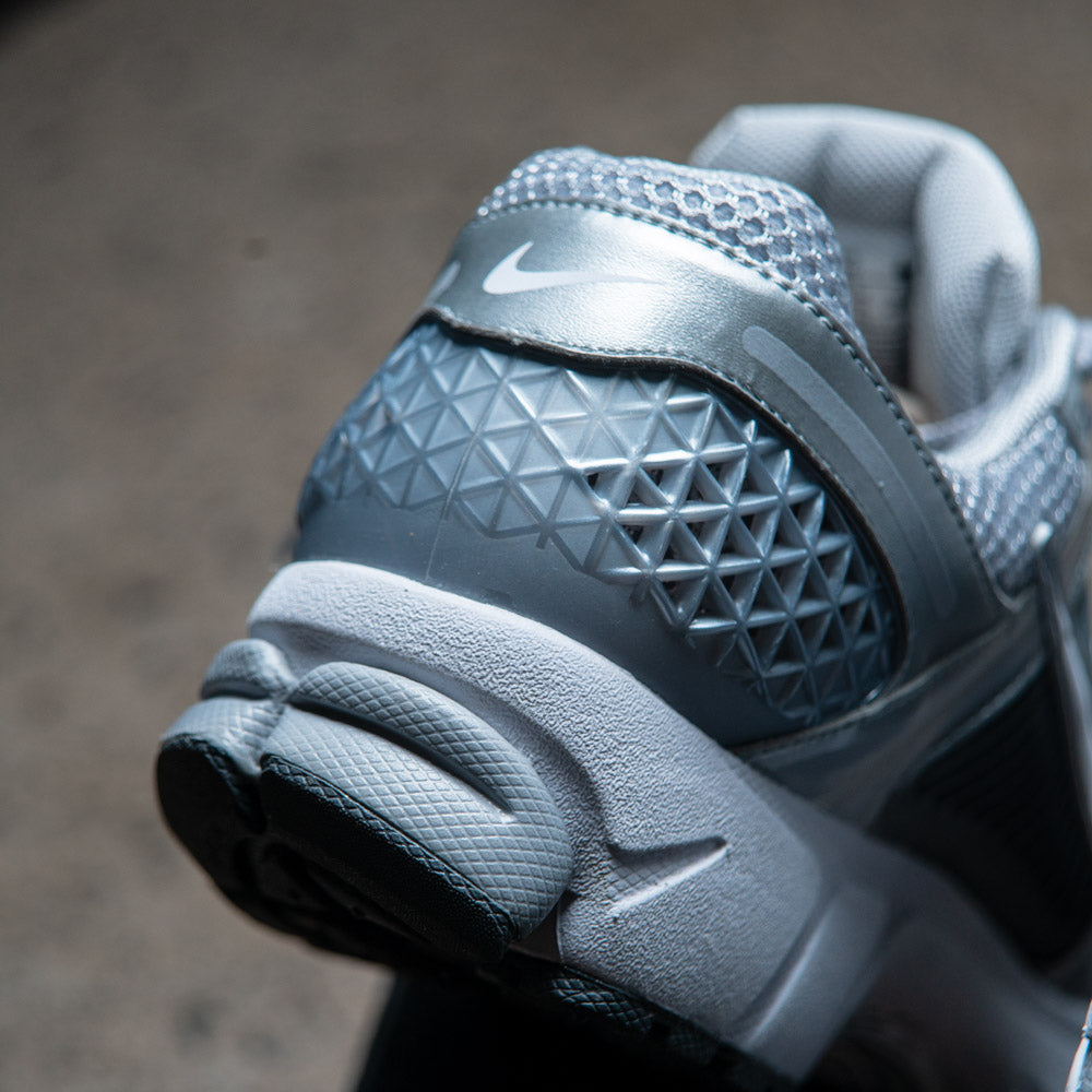 NIKE ZOOM VOMERO 5 MX / WOLF GREY-WHITE-METALLIC SILVER