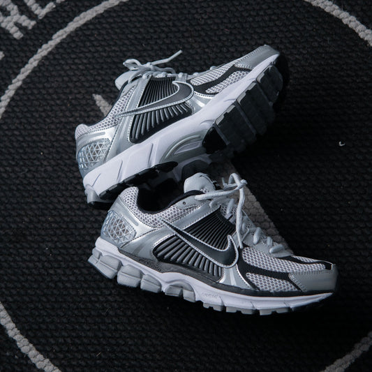 NIKE ZOOM VOMERO 5 / METALLIC SILVER-BLACK-PURE PLATINUM