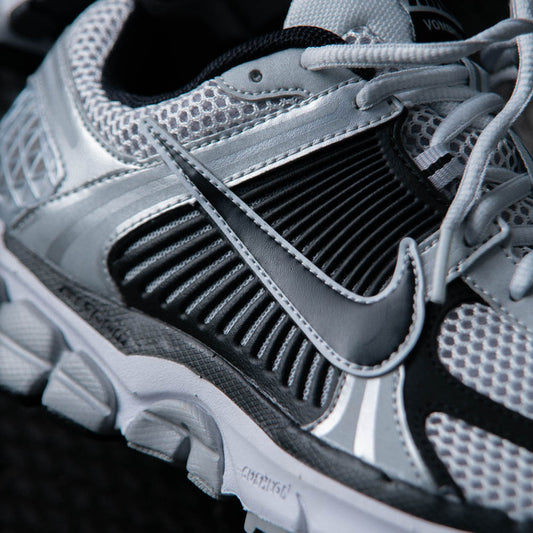 NIKE ZOOM VOMERO 5 / METALLIC SILVER-BLACK-PURE PLATINUM