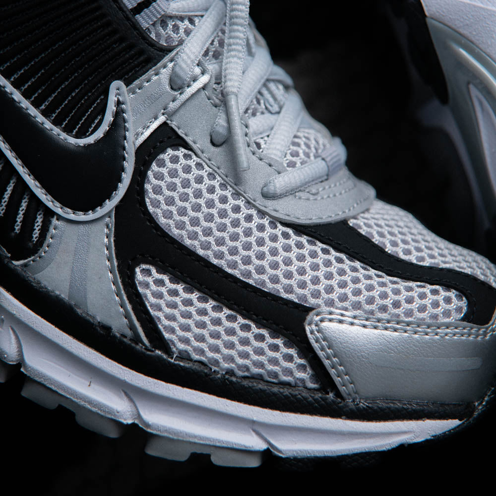 NIKE ZOOM VOMERO 5 / METALLIC SILVER-BLACK-PURE PLATINUM