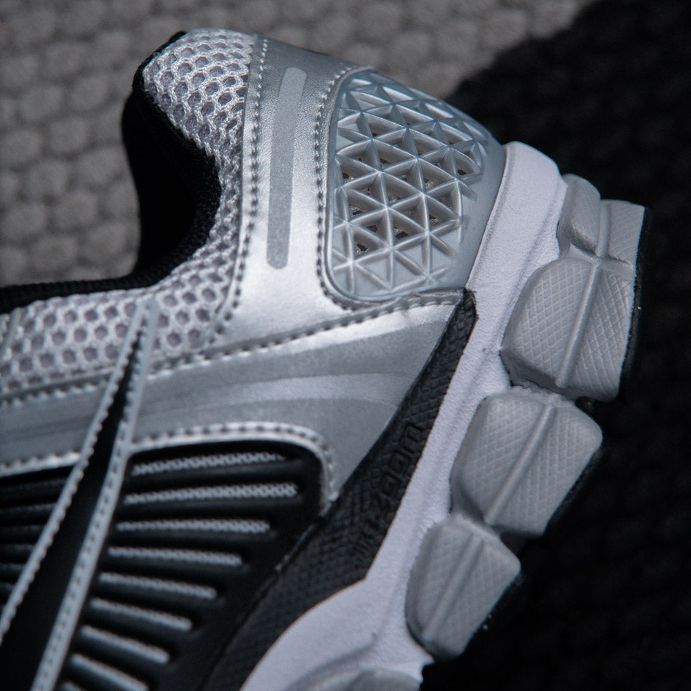 NIKE ZOOM VOMERO 5 / METALLIC SILVER-BLACK-PURE PLATINUM