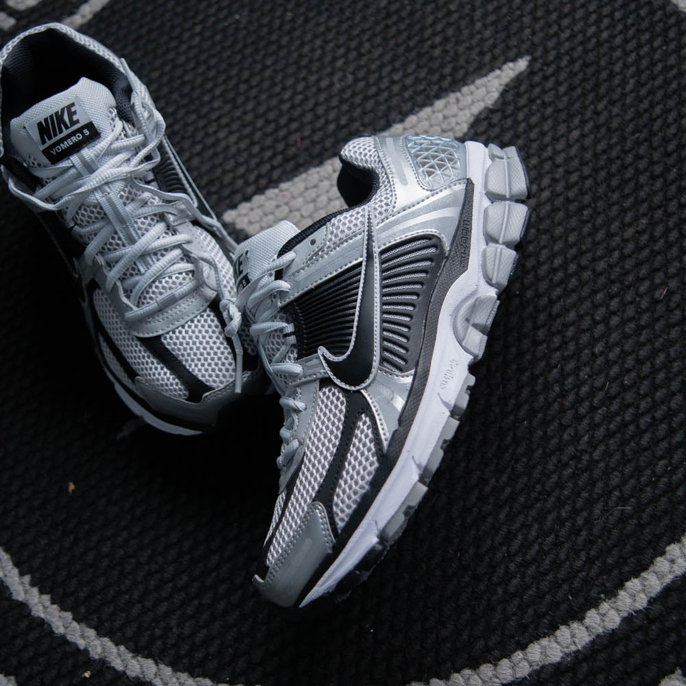 NIKE ZOOM VOMERO 5 / METALLIC SILVER-BLACK-PURE PLATINUM