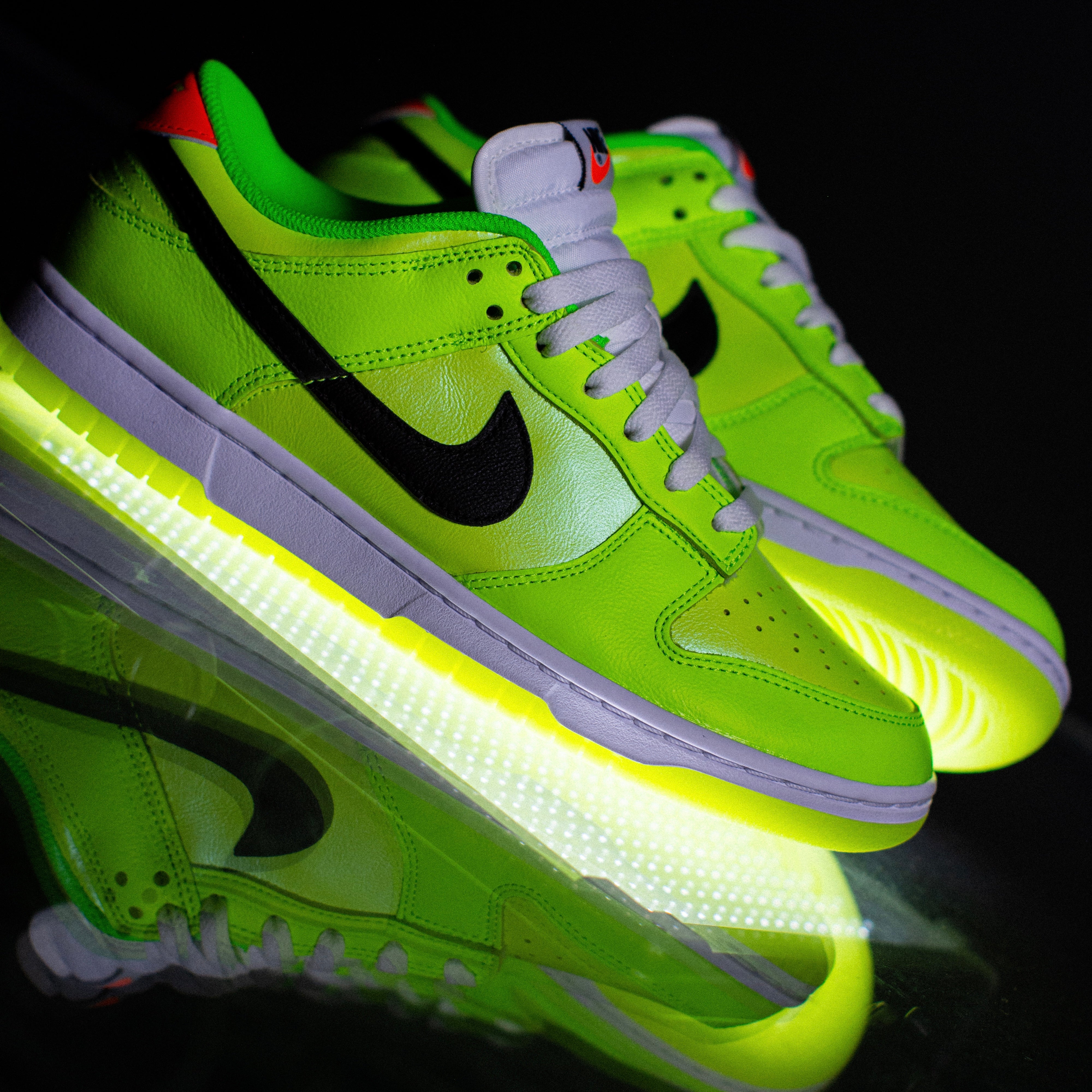 NIKE DUNK LOW SE / VOLT-BLACK-TOTAL ORANGE-GREEN STRIKE