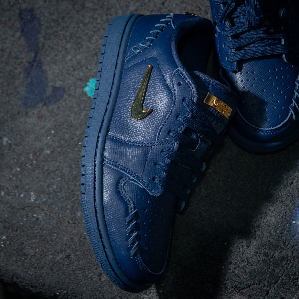 WMNS AIR JORDAN 1 MM LOW / MIDNIGHT NAVY-METALLIC GOLD