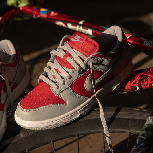 NIKE DUNK LOW QS / VARSITY RED-SILVER WHITE