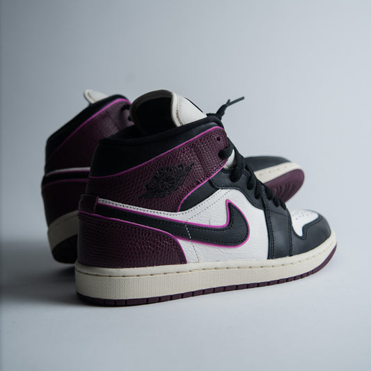 WMNS AIR JORDAN 1 MID SE / SAIL-BLACK-ACTIVE PINK-BORDEAUX