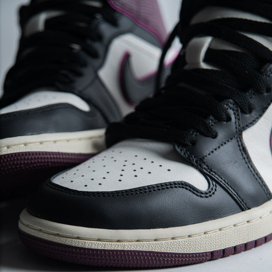 WMNS AIR JORDAN 1 MID SE / SAIL-BLACK-ACTIVE PINK-BORDEAUX