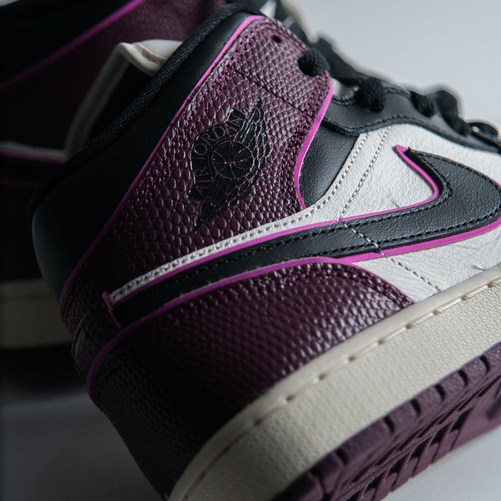 WMNS AIR JORDAN 1 MID SE / SAIL-BLACK-ACTIVE PINK-BORDEAUX