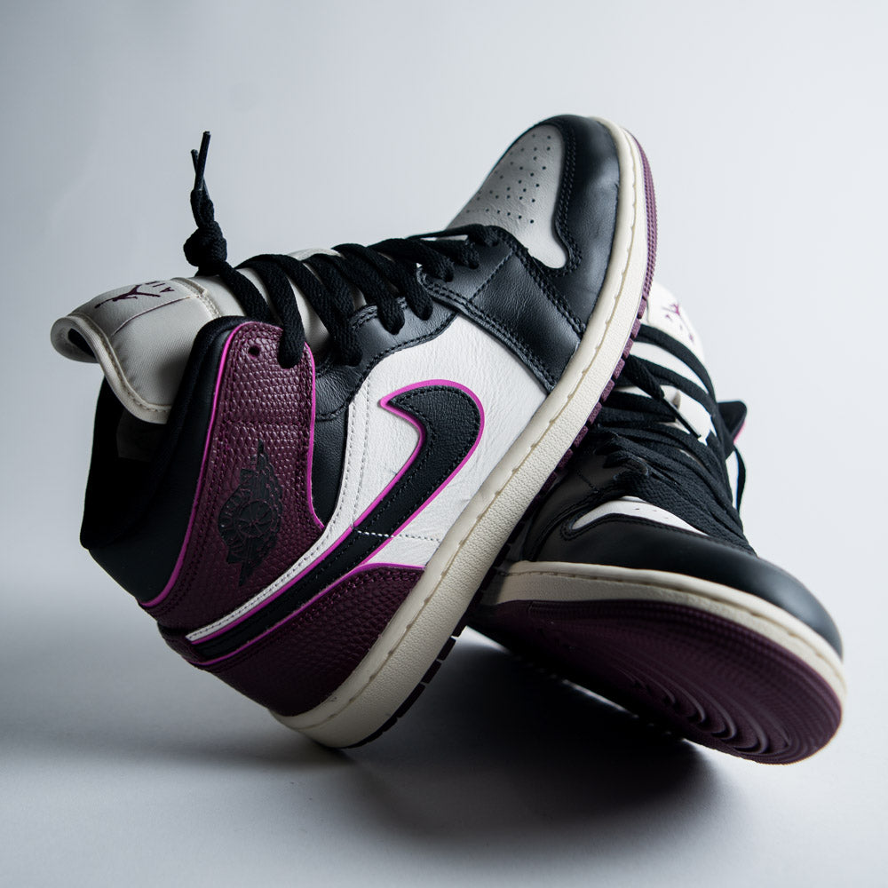 WMNS AIR JORDAN 1 MID SE / SAIL-BLACK-ACTIVE PINK-BORDEAUX