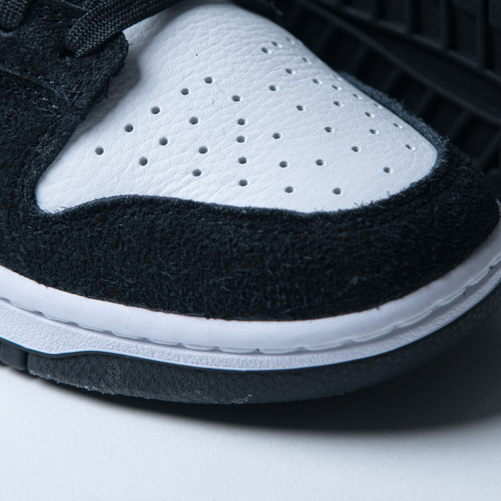 NIKE DUNK LOW RETRO SE / WHITE-BLACK-WHITE