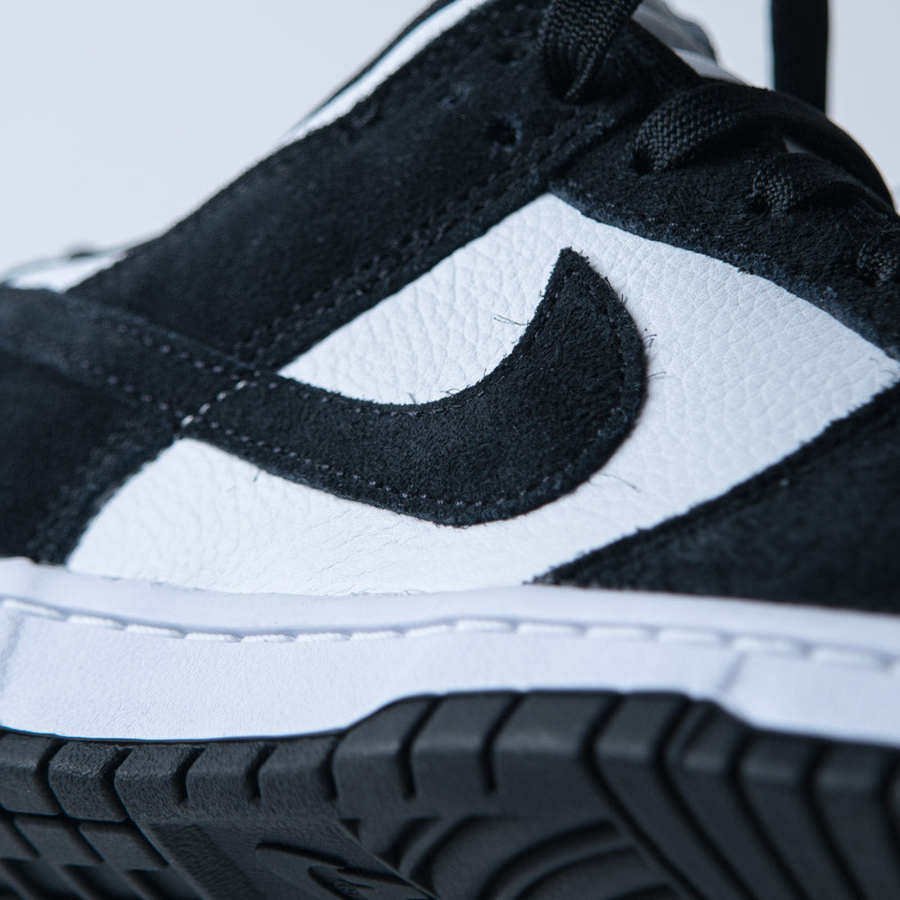 NIKE DUNK LOW RETRO SE / WHITE-BLACK-WHITE