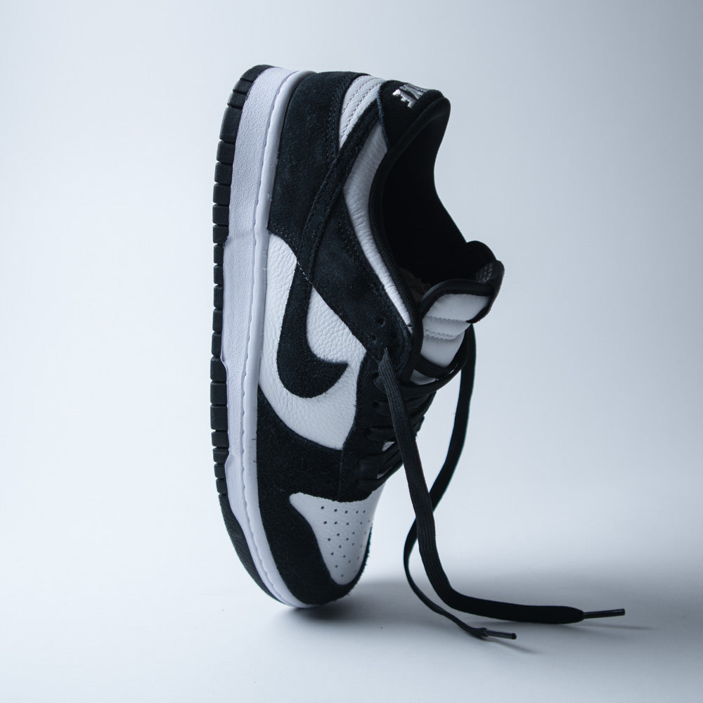 NIKE DUNK LOW RETRO SE / WHITE-BLACK-WHITE