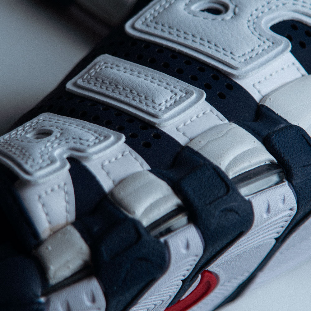 AIR MORE UPTEMPO SLIDE / MIDNIGHT NAVY-UNIVERSITY RED-WHITE-CLEAR