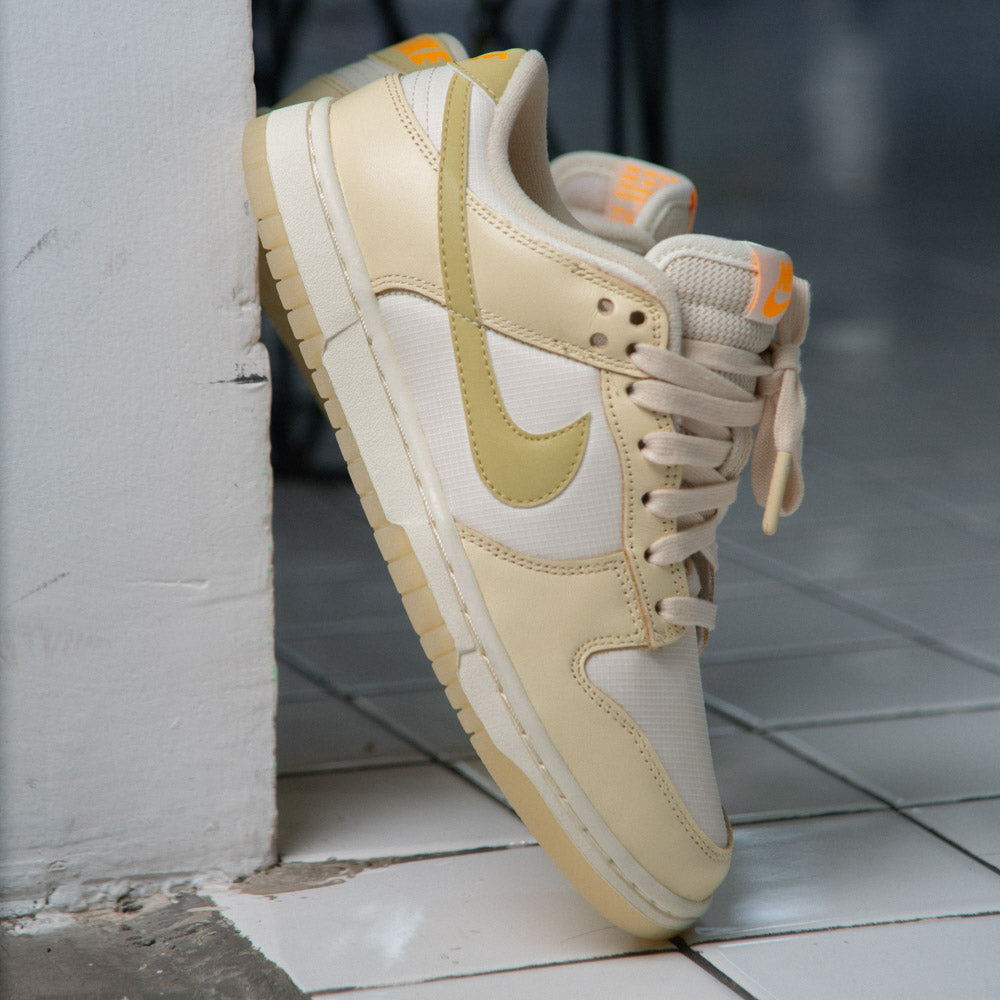 W NIKE DUNK LOW / MUSLIN-TEAM GOLD-PALE IVORY-LASER ORANGE