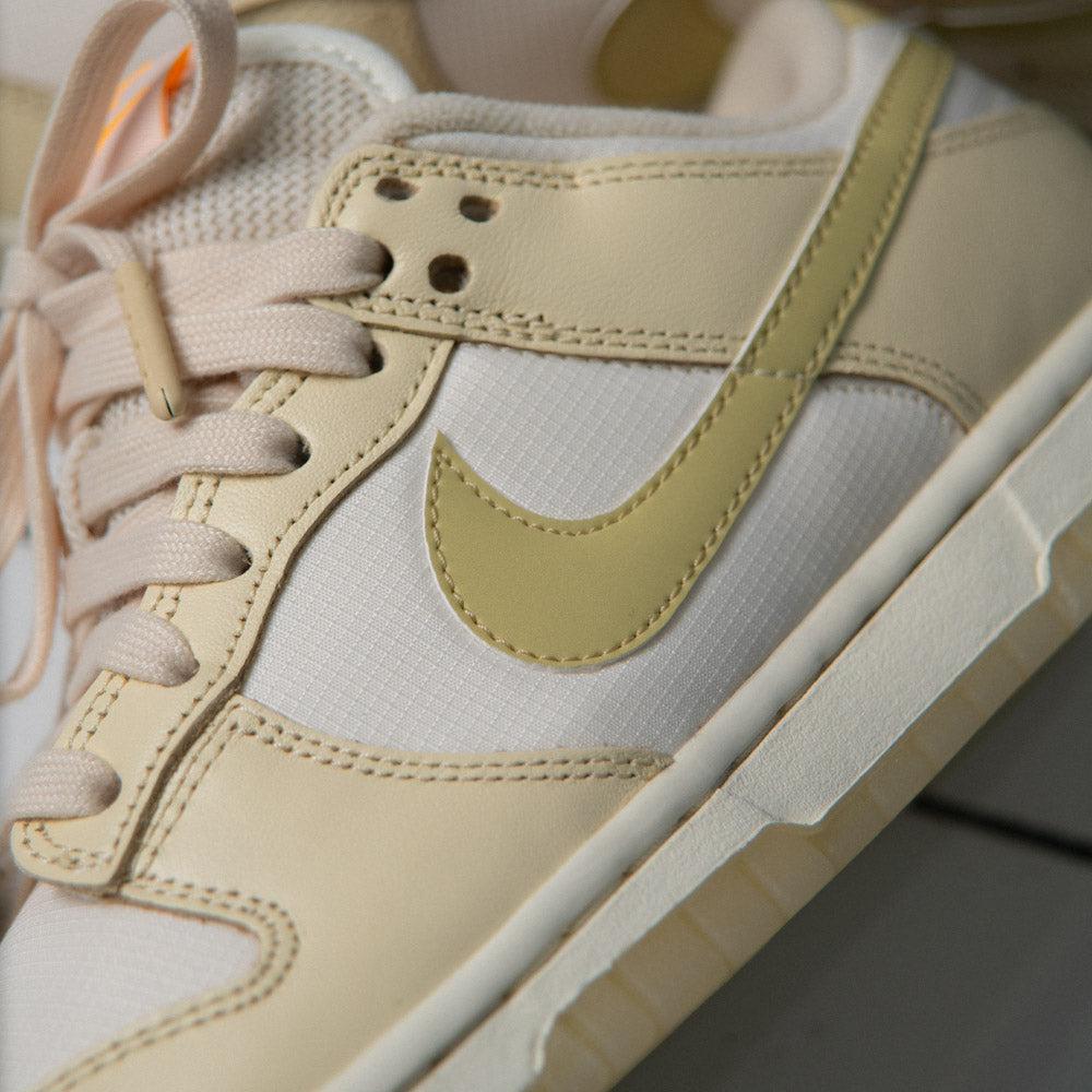 W NIKE DUNK LOW / MUSLIN-TEAM GOLD-PALE IVORY-LASER ORANGE