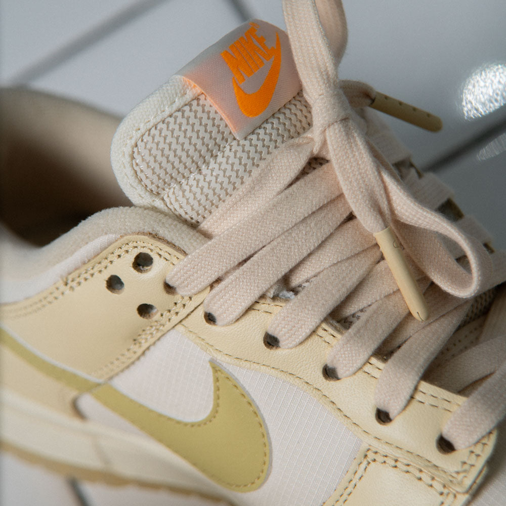 W NIKE DUNK LOW / MUSLIN-TEAM GOLD-PALE IVORY-LASER ORANGE