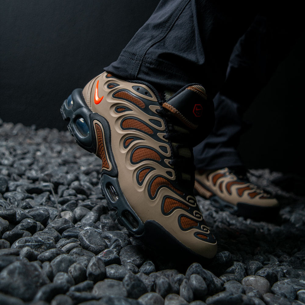 AIR MAX PLUS DRIFT / KHAKI-HYPER CRIMSON-DK SMOKE GREY