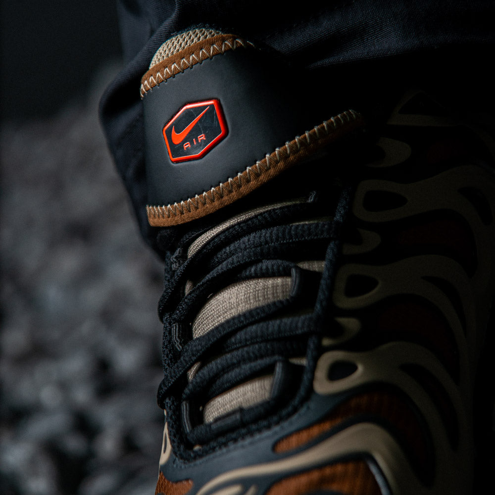 AIR MAX PLUS DRIFT / KHAKI-HYPER CRIMSON-DK SMOKE GREY