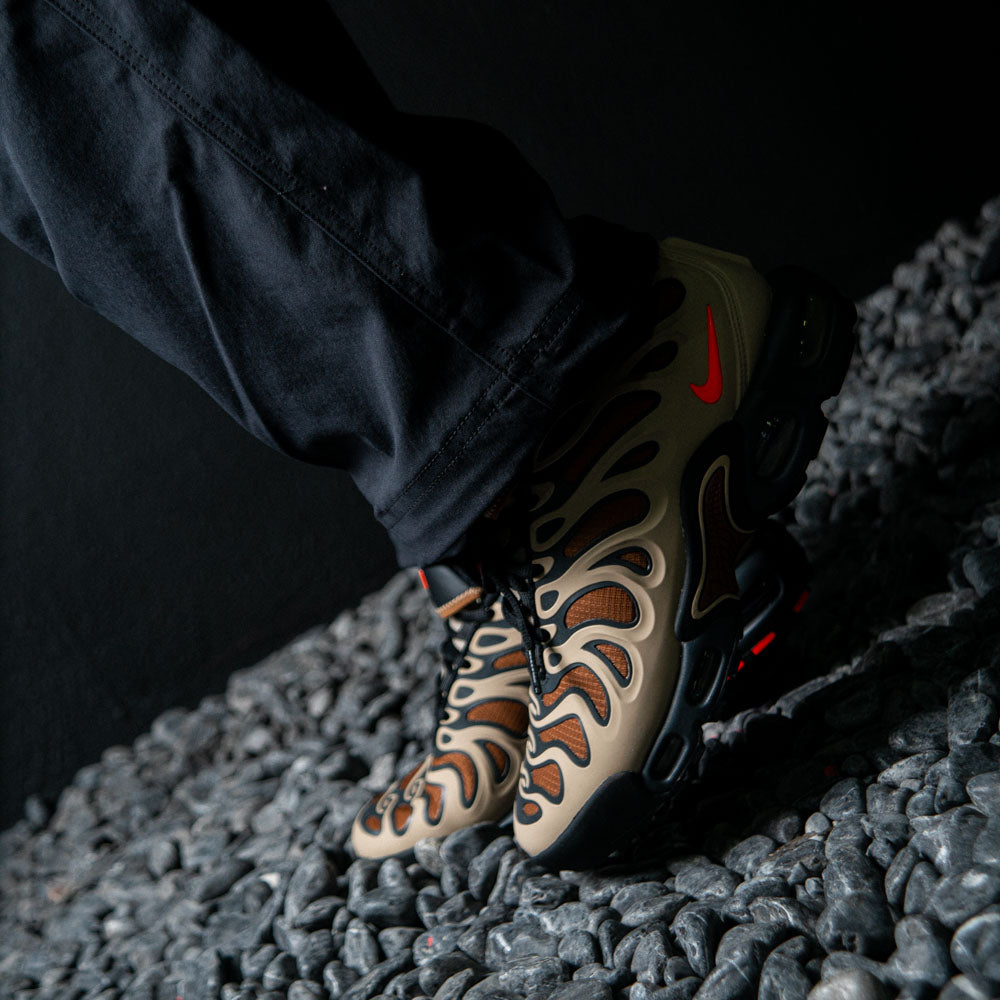 AIR MAX PLUS DRIFT / KHAKI-HYPER CRIMSON-DK SMOKE GREY