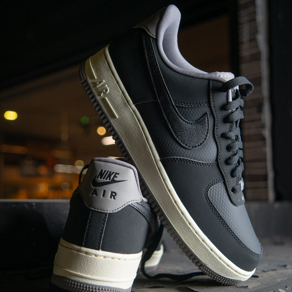 AIR FORCE 1 ´07 LV8 / BLACK-BLACK-FLAT PEWTER-COCONUT MILK