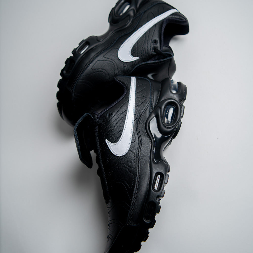 W NIKE AIR MAX PLUS / BLACK-WHITE