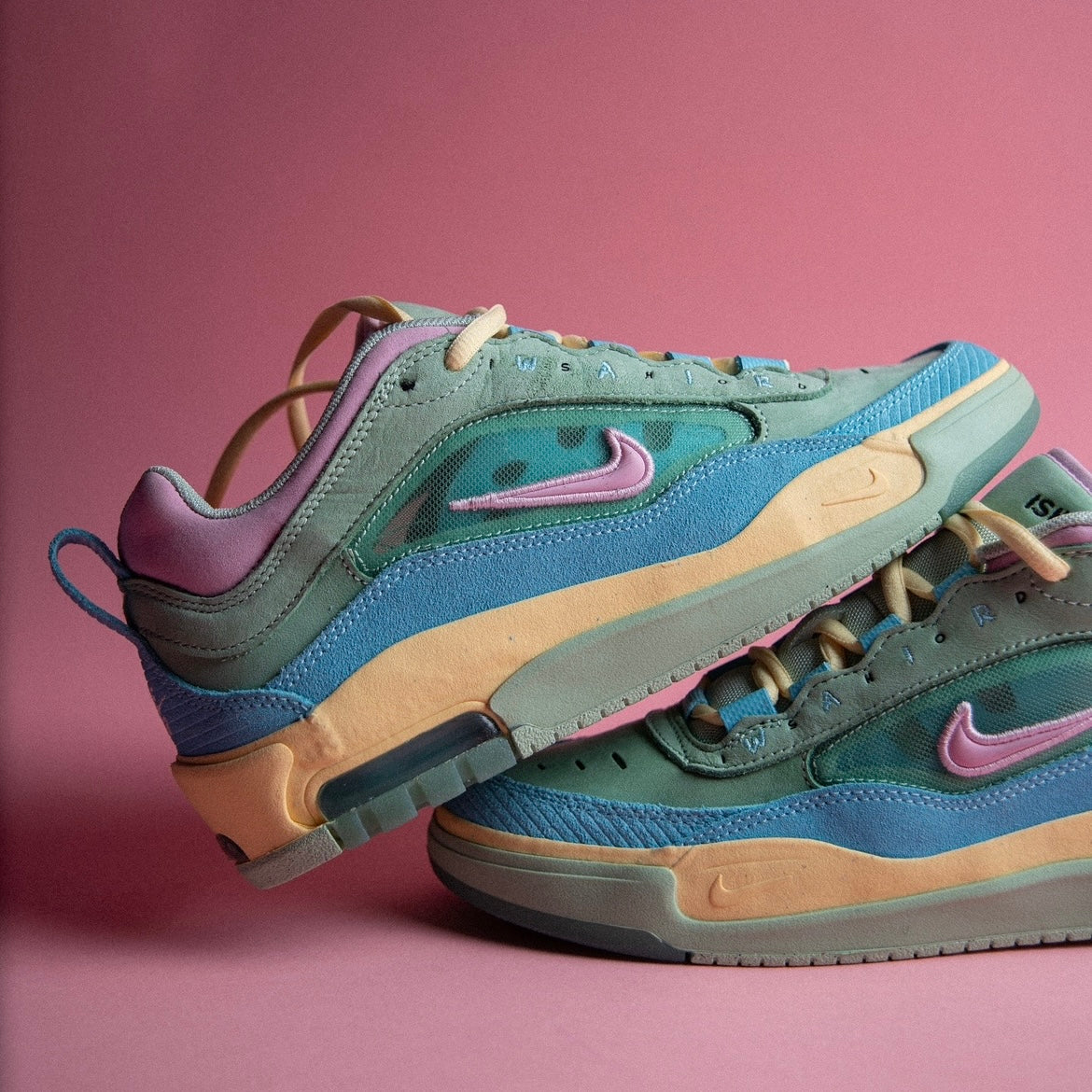 NIKE AIR MAX ISHOD QS / BLUE GAZE-LT ARTIC PINK-ENAMEL GREEN