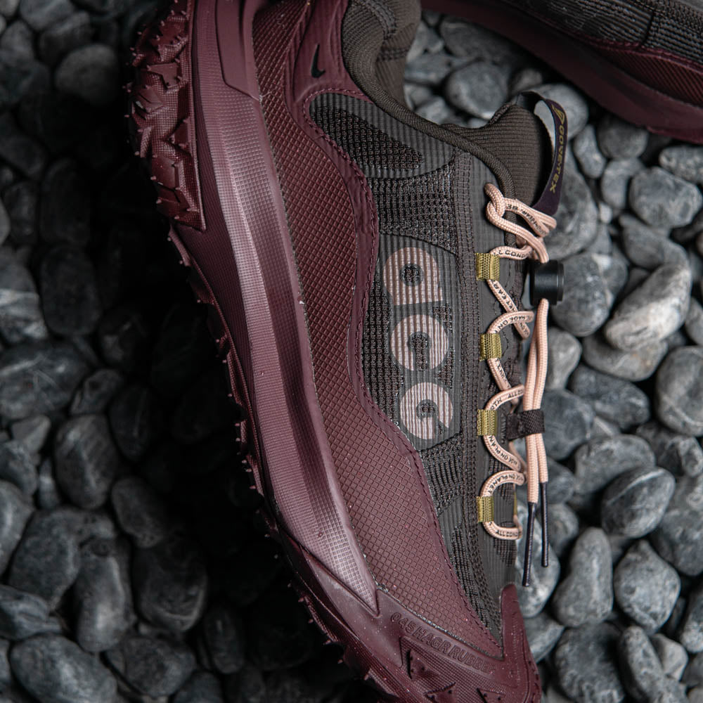 ACG MOUNTAIN FLY 2 LOW GTX / VELVET BROWN-BLACK-BURGUNDY CRUSH-HEMP