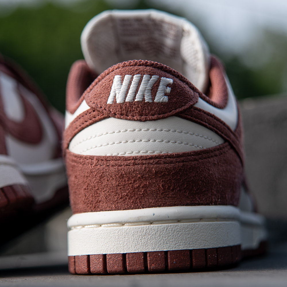 WMNS NIKE DUNK LOW / PHANTOM-RED SEPIA-SAIL-WHITE