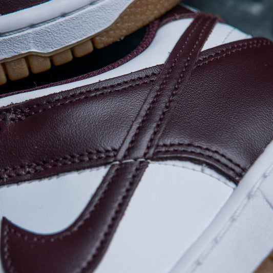 NIKE DUNK LOW BG / WHITE-BURGUNDY CRUSH-GUM LIGHT BROWN